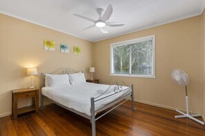 5 chambres, fer et planche à repasser, draps fournis