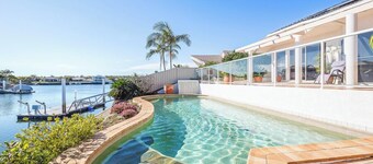 Spacious Canal Home With Pontoon!