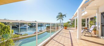 Spacious Canal Home With Pontoon!
