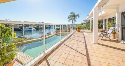 Spacious Canal Home With Pontoon!