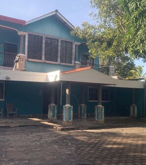 Exterior - Spacious 5-bedroom house in charming Ahuachapán with WiFi, AC (Ahuachapán)
