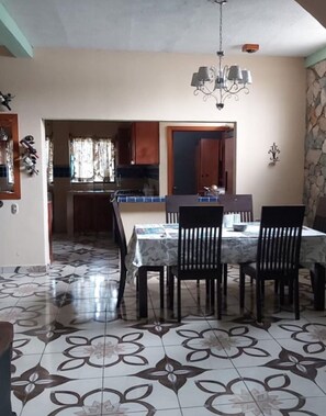 Dining - Spacious 5-bedroom house in charming Ahuachapán with WiFi, AC (Ahuachapán)