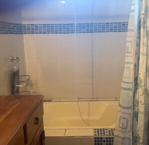 Hair dryer, towels, soap, toilet paper - Spacious 5-bedroom house in charming Ahuachapán with WiFi, AC (Ahuachapán)