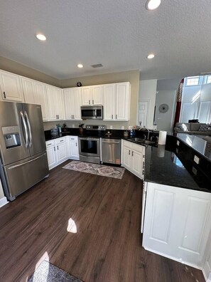 Refrigerador, microondas, horno, placa de cocina