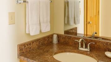 Chuveiro, produtos de toalete biodegradáveis, secador de cabelo