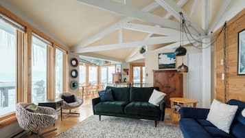 Een smart-tv en een open haard