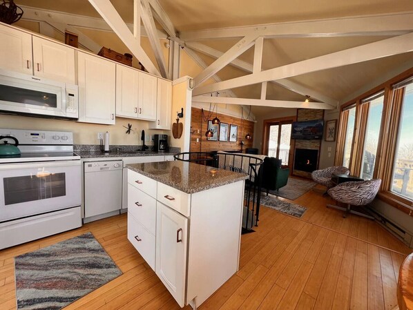 Jääkaappi, mikroaaltouuni, uuni, liesi