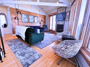 Smart TV, fireplace
