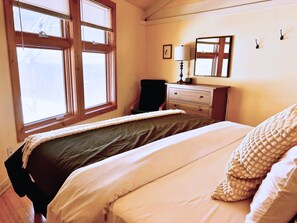 4 bedrooms, iron/ironing board, free WiFi, bed sheets