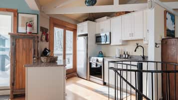 Een koelkast, een magnetron, een oven, een kookplaat