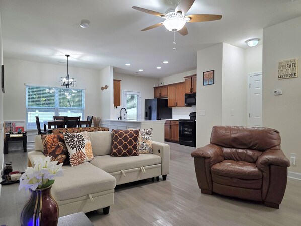 Smart-tv, een open haard, tafelvoetbal en een tafeltennistafel