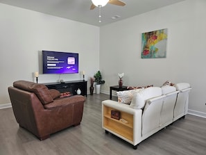 Smart-tv, een open haard, tafelvoetbal en een tafeltennistafel