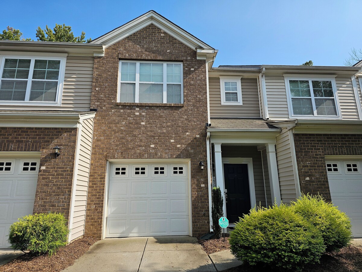 Charming & Cozy Townhome in Charlotte
