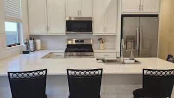 雪櫃、微波爐、焗爐、爐具