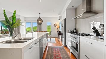 Een koelkast, een microgolfoven, een oven, een kookplaat