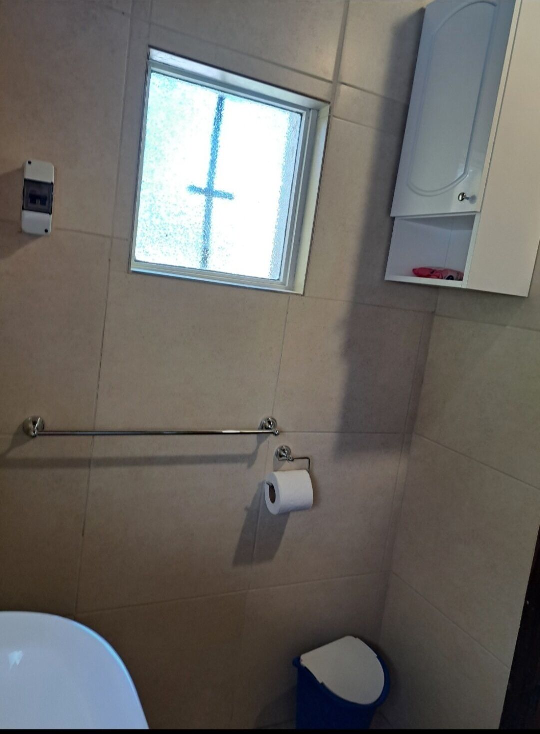 Secador de pelo, toallas, jabón, papel higiénico