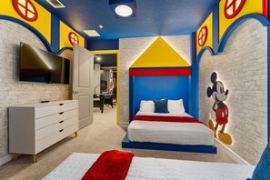 5 chambres, bureau, fer et planche à repasser, lit de bébé portatif