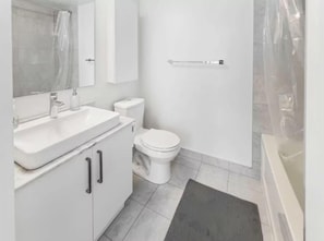 Appartement | Salle de bain | Sèche-cheveux, serviettes fournies, savon, shampoing