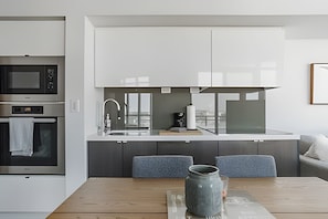 Appartamento City | Cucina privata | Frigorifero con congelatore, microonde, forno, piano cottura