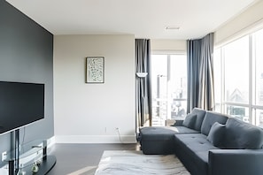 Business Apartment | Ruang tamu | 30 inci televisyen skrin rata dengan kabel