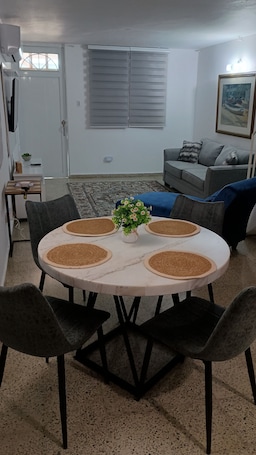 Restaurantes. Charming 1-bedroom apartment with WiFi and AC in Aguas Buenas