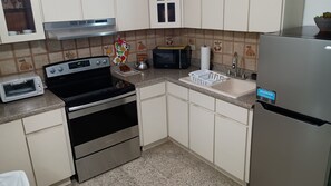 Refrigerador, microondas, horno, cafetera/tetera