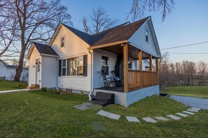 Exterior - Charming 3-bedroom house in brilliant Lawrenceburg with WiFi, AC (Lawrenceburg)