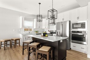 Frigorífic, microones, forn i placa de cuina