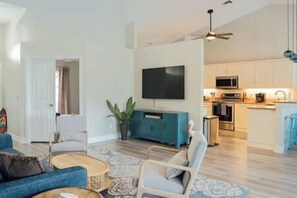 Smart TV, computer monitors - Private Heated Pool + Minutes to Beach (Naples)