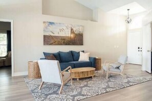 Smart TV, computer monitors - Lakeside Villa with a Private Heated Pool (Naples)