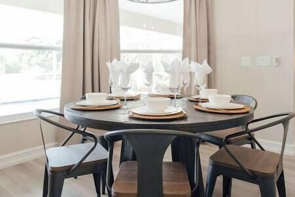 Dining - Private Heated Pool + Minutes to Beach (Naples)