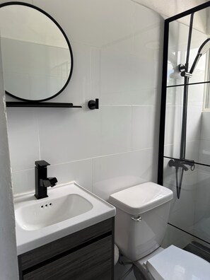 Toallas, jabón, papel de baño 