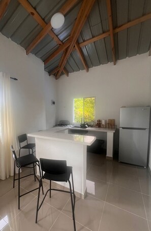 Jääkaappi, kahvin-/teenkeitin, leivänpaahdin