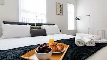 3 bedrooms, iron/ironing board, WiFi, bed sheets