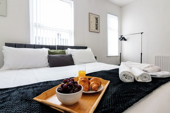 3 slaapkamers, een strijkplank/strijkijzer, wifi, beddengoed