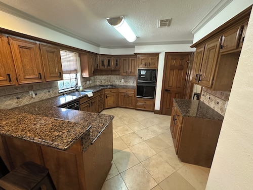 4-bedroom home in awesome Friendswood  FISD MC Casa! Fabulous Yard, Cozy space