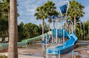 Children’s area - Cozy 2-bedroom resort with fitness room, WiFi in charming Newport Beach (Newport Beach)