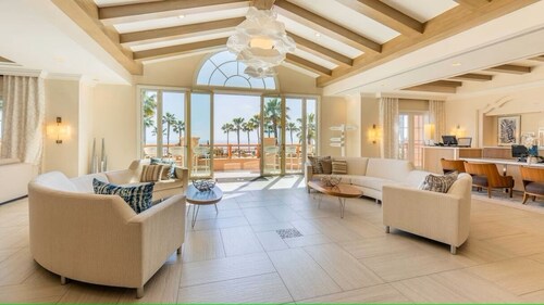 Cozy 2-bedroom resort with fitness room, WiFi in charming Newport Beach