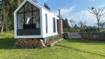 Una casa moderna con un ventanal grande y una chimenea.