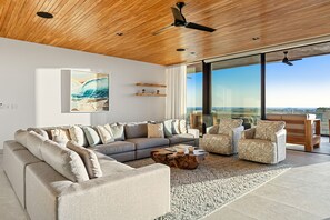 Smart TV - Elegant & Contemporary Retreat with Pool & Lush Garden near Playa Grande (Playa Grande)