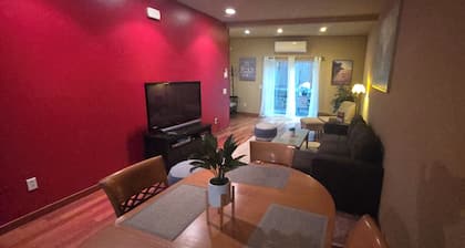 Charming 2-bedroom townhome with WiFi, AC in enchanting Seattle