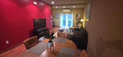 Charming 2-bedroom townhome with WiFi, AC in enchanting Seattle