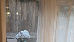 A room with a sliding glass door leading to an outdoor patio area. - Charming 2-bedroom townhome with WiFi, AC in enchanting Seattle (Seattle)