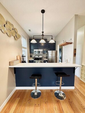 Private kitchen - Charming Urban OTR Condo - Fully Equipped Retreat (Cincinnati)