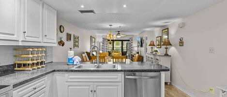 Kylskåp, mikrovågsugn, ugn och spishäll