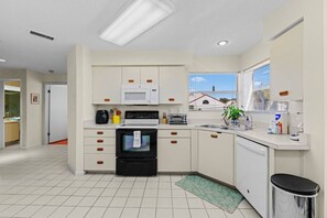 Micro-ondes, four, plaque de cuisson, lave-vaisselle