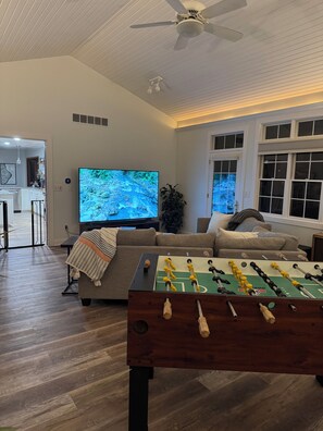 Games room - Spacious 4-bedrm, 3 bath home in FDL, new kitchen, gym, WiFi, patio, 2 tv rooms (Fond du Lac)