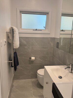 Haartrockner, HandtĂŒcher, Seife, Shampoo