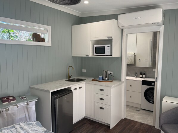 Mikrobølgeovn, vannkoker, brødrister og kjøkkenutstyr