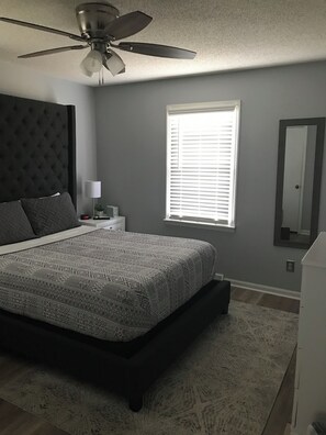 3 habitaciones, tabla de planchar con plancha, wifi y ropa de cama 